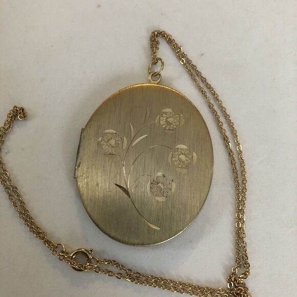 Vintage Flower Engraved Gold tone Hinged Oval Pic Locket Pendant 18" Necklace - Picture 5 of 9